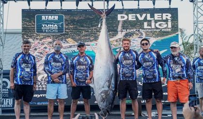 İzmir'de 2.5 saat mücadeleyle 185 kiloluk dev orkinos yakalandı