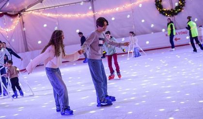 İzmir'de kışın keyfi buzda yaşanıyor