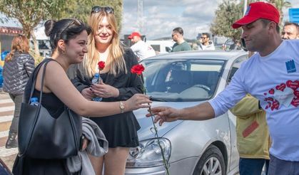 Kuşadası'nda çöp kamyonu sevgi dağıttı