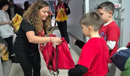 İzmir'de binlerce öğrenci voleybol aşkıyla buluşuyor