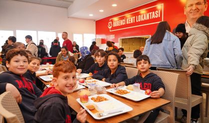 Üç çeşit yemek yanında meyvesiyle 30 Türk Lirası