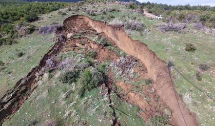 Yol çöktü, mahalleli 3 aydır tarlasına yürüyerek gidiyor