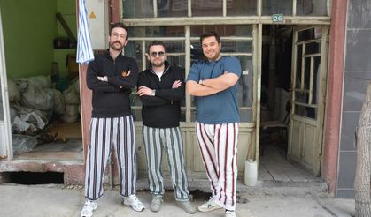 Manisa'da yaşlı terzi doktorlara pijama giydirdi