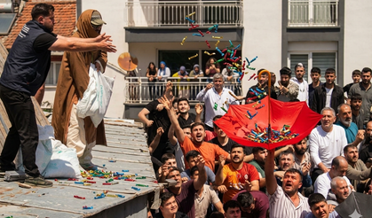 Manisa Mesir Macunu Festivali'nde 10 ton mesir macunu 44 ayrı noktadan saçıldı