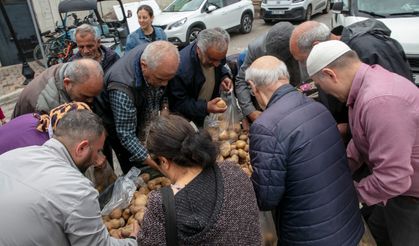 İzmir'de belediye vatandaşa ücretsiz soğan patates dağıttı