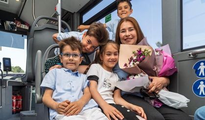 İzmir'de dördüzler durakta şoför annelerini bekledi