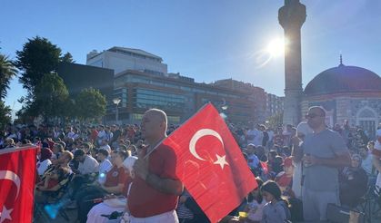 İzmir'de milli heyecan meydanlara taştı: Dev ekranda Dünya Kupası coşkusu