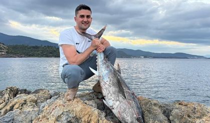 İzmir'de kıyıdan dev orkinos yakaladılar, o anlar kamerada