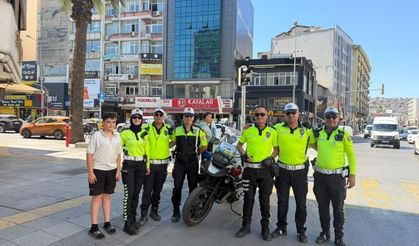 İzmir'in efsane trafik polisi emekli oldu: Son anonsunda elleri titredi