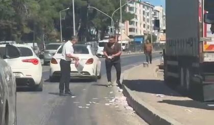 Deste deste paralar yola saçıldı, trafik tamamen durdu