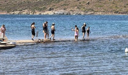 Adadan, adaya denizin içinden yürüyerek geçiyorlar