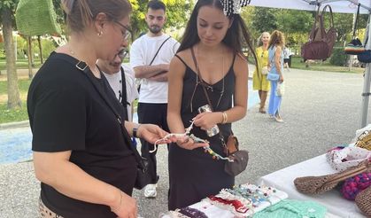 Manisa'da kadınların el emeği ürünleri gece pazarında satışa çıktı