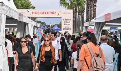 İzmirliler Kitap Fuarı'na büyük ilgi gösterdi