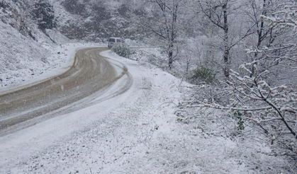 Manisa'da kar yağışı beyaza bürüdü