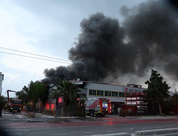 İzmir’de iki ayrı fabrikada yangın