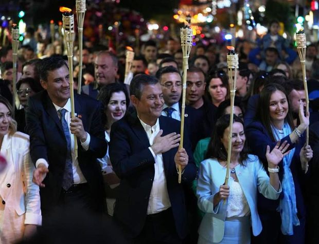  CHP Genel Başkanı Özel'den Dervişoğlu’na tebrik