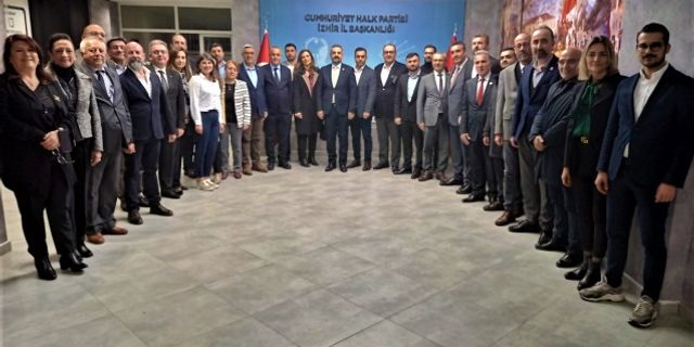 CHP İzmir'in yeni yönetimi ilk toplantısını yaptı