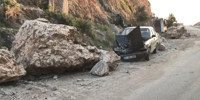 Depremde tonlarca ağırlıktaki kayalar evlerin üzerine düştü