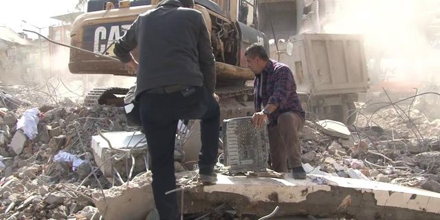 Depremzede gazeteci enkaz altında anılarını arıyor