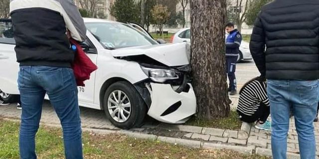 Aday sürücü sınavda ehliyetini alamadan kaza yaptı