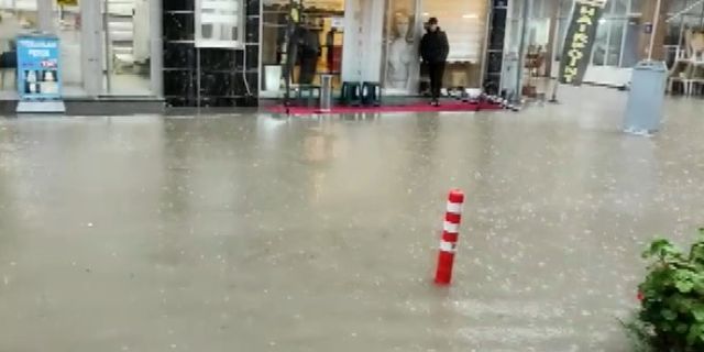 Dikili'de yağmur sonrası sokaklar göle döndü