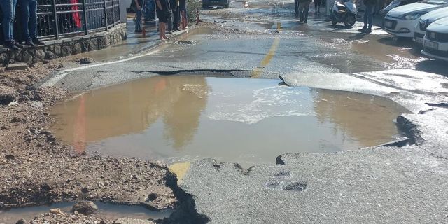  Bodrum'da isale hattı patladı, tonlarca su caddeye aktı