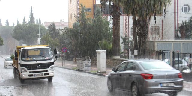 Aydın'da doluyla karışık sağanak yağış