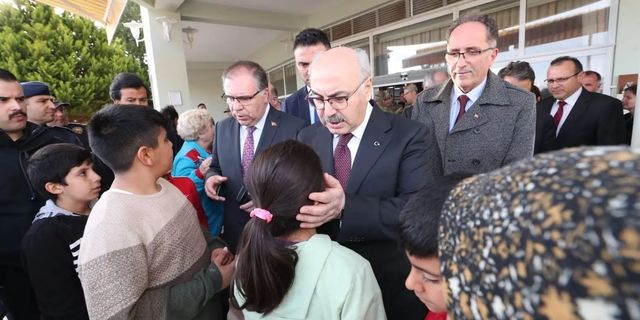 İzmir Valisi Köşger depremzedeleri ziyaret etti