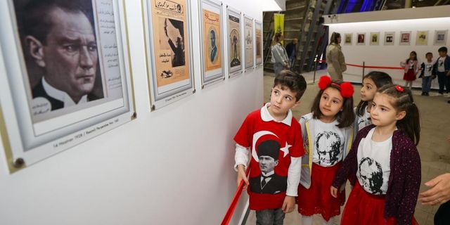 Atatürk fotoğrafları sergisinin minik ziyaretçileri