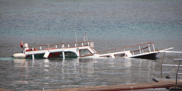 Bodrum'da su alan tekne battı