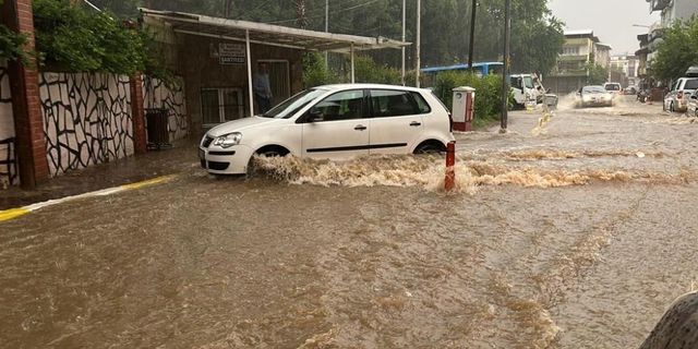  Aydın’ın iki ilçesinde sağanak yağış etkili oldu