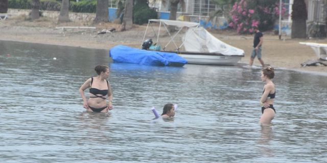 Yağışlı havaya rağmen denize girdiler