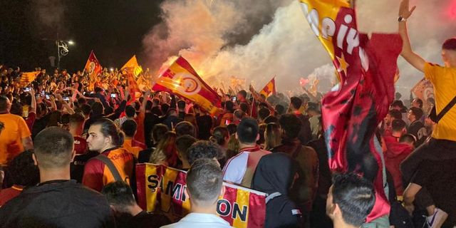  İzmir’de Galatasaray’ın şampiyonluğu coşkuyla kutlandı