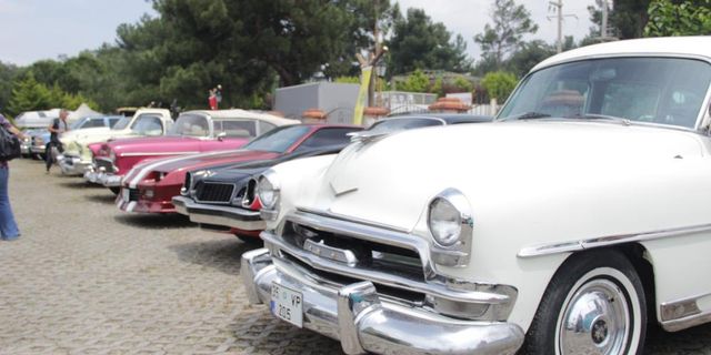 Klasik otomobil tutkunları İzmir'de buluştu