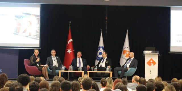  İzmir Ekonomi'de ‘turizm’ zirvesi
