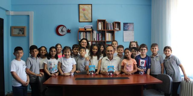 Kitap yazıp gelirini deprem bölgesine bağışladılar
