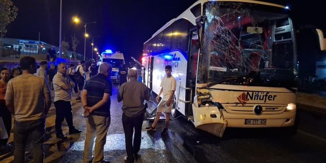 Manisa'da yolcu otobüsü TIR'a arkadan çarptı