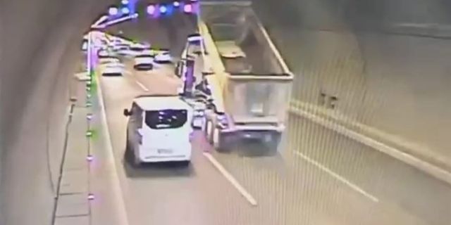  İzmir’de damperi açık unutulan kamyon tünelde kaza yaptı