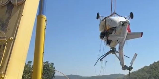 Düşen helikopterin enkazı kıyıya çıkartıldı