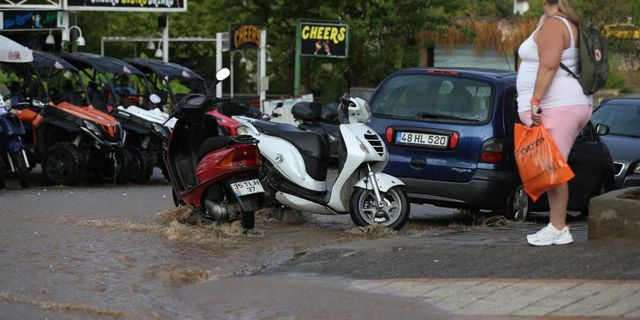  Fethiye’de sağanak yağış etkili oldu