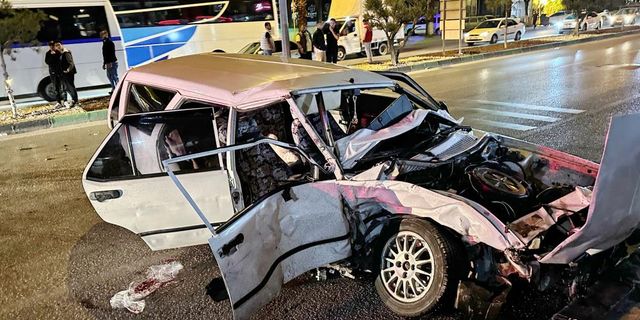 Manisa'da iki otomobil çarpıştı