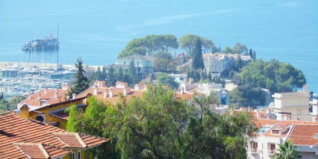 Kuşadası'nın tarihi oteli yıkıldı