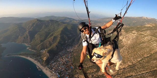  Köpeğiyle yamaç paraşütü atlayışı yaptı