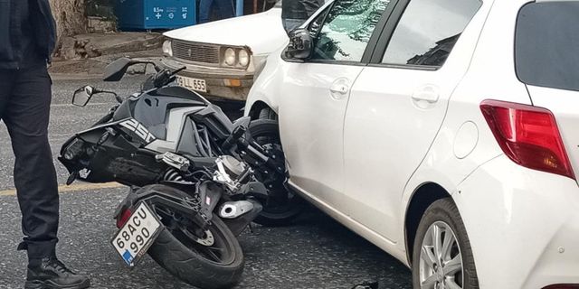 Motosiklet, otomobilin tekerleğine saplandı