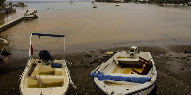 Datça'da deniz 15 dakikada çamurla kaplandı