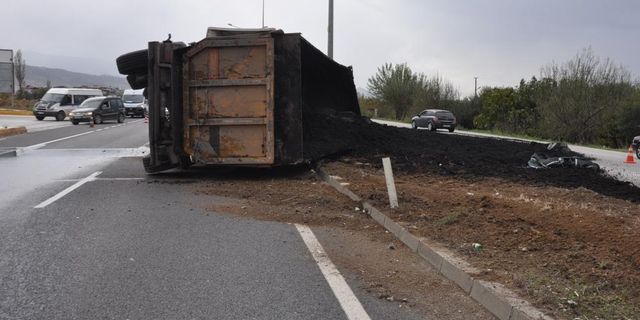 Manisa’da kimyasal atık taşıyan tır devrildi