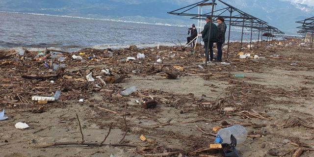 Balıkesir’de selin ardından plajlar temizleniyor