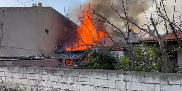 İzmir’de müstakil ev yangını