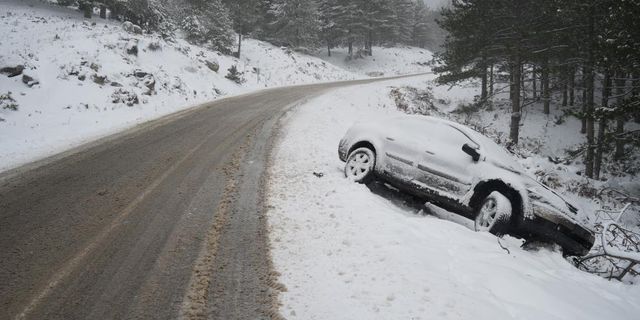 Kazdağları’nda kar yağışı trafiği olumsuz etkiliyor