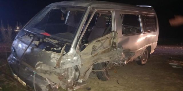  Manisa'da otomobil ve minibüs çarpıştı